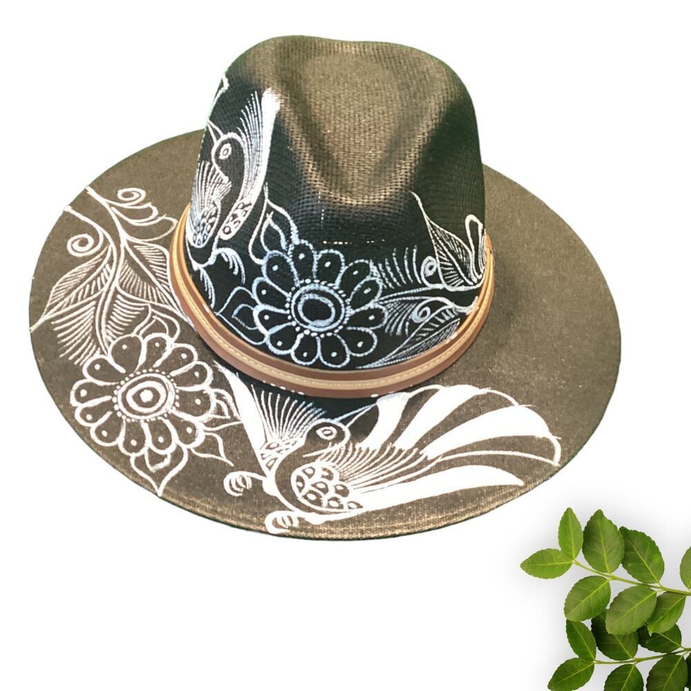 Hand-Painted White Flowers Art Hat From Peru‎